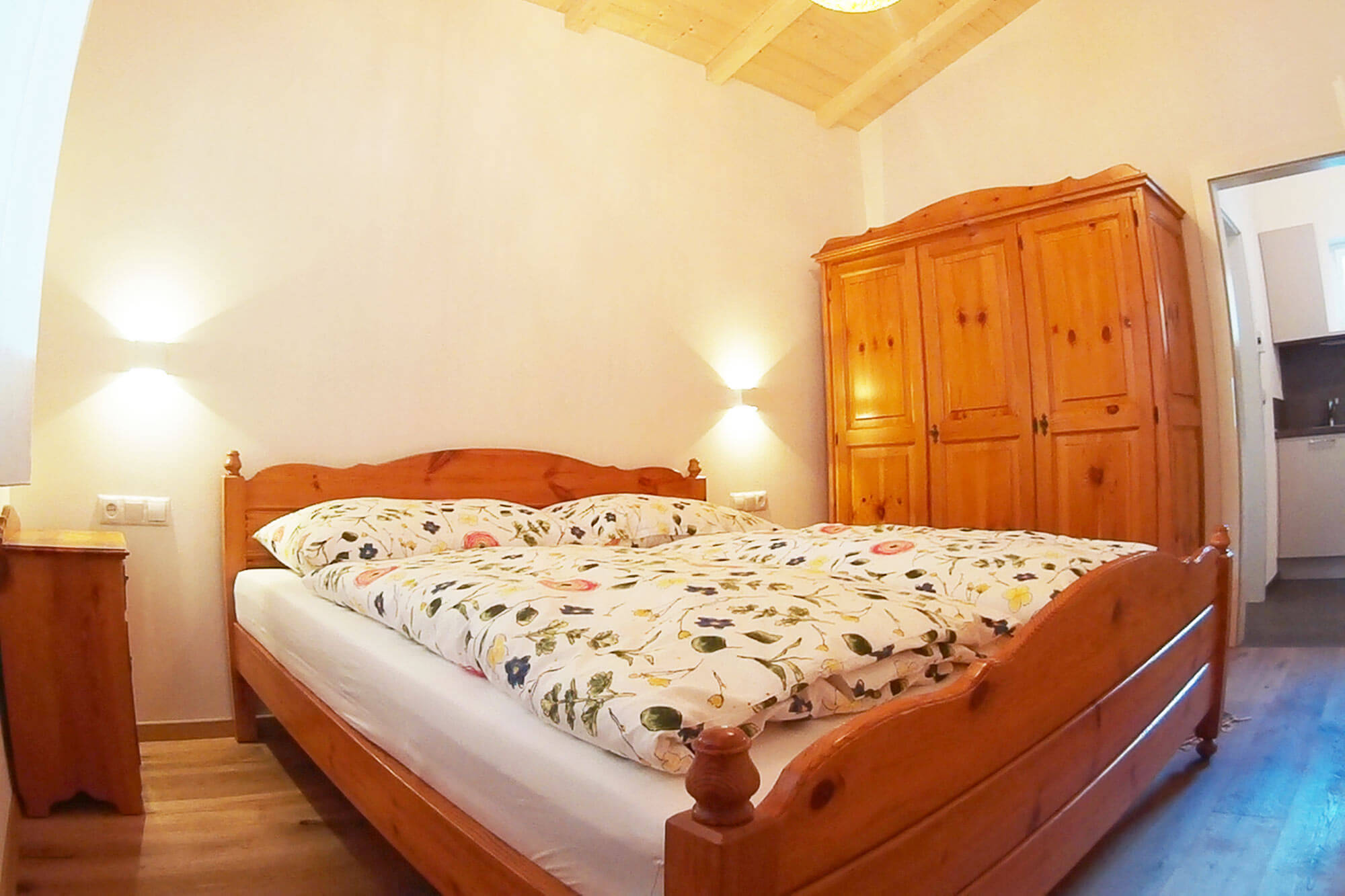 Schlafzimmer mit Doppelbett